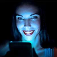 Cara terbaik untuk menyaring cahaya biru pada ponsel Android