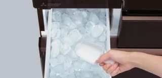 Mitsubishi Electric buzdolabında temizlenebilir ve sökülebilir otomatik buz dağıtıcı