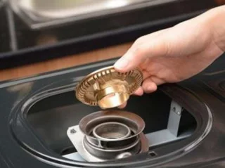 Causa e come riparare il fornello a gas rosso fuoco.