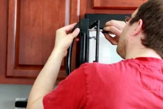 Cause di un forno a microonde non caldo e come ripararlo a casa