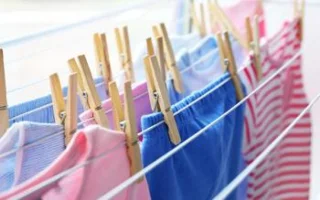 Tumpukan pengering di atas mesin basuh - Penyelesaian sempurna untuk mencuci pangsapuri pada hari hujan