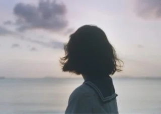 Составное изображение грустной девушки развернулось и ушло