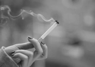 Son derece sigara içen, karamsar kızların üst görüntüleri