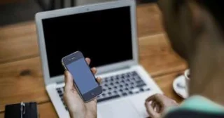 Cara menyesuaikan menu Bagikan di iPhone atau Mac