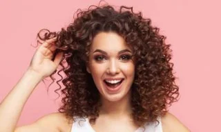 Cara melakukan rambut kerinting di rumah: 18 kaedah berkesan!