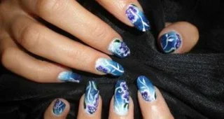 アクリルカラーでネイルアートを作るには？