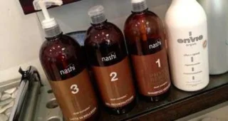Rambut lembut dan sutera dengan Nashi Argan