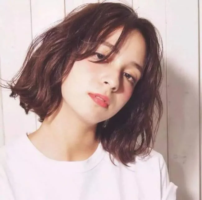 Menggabungkan gaya rambut pendek yang paling indah hari ini