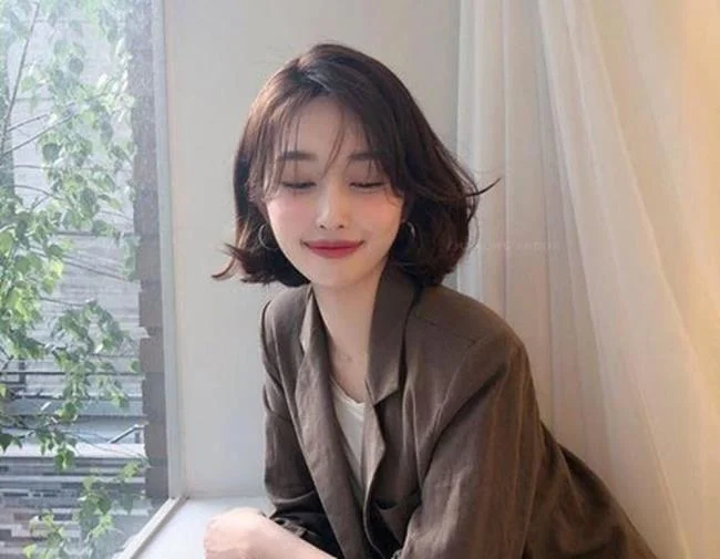 Menggabungkan gaya rambut pendek yang paling indah hari ini