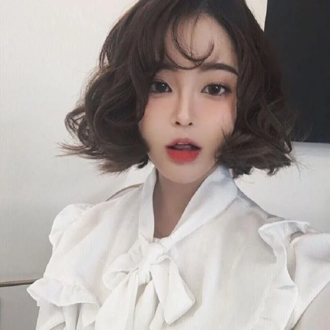 Menggabungkan gaya rambut pendek yang paling indah hari ini