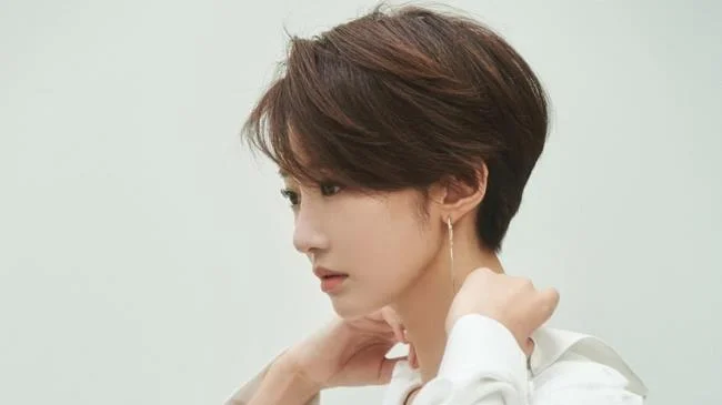 Menggabungkan gaya rambut pendek yang paling indah hari ini