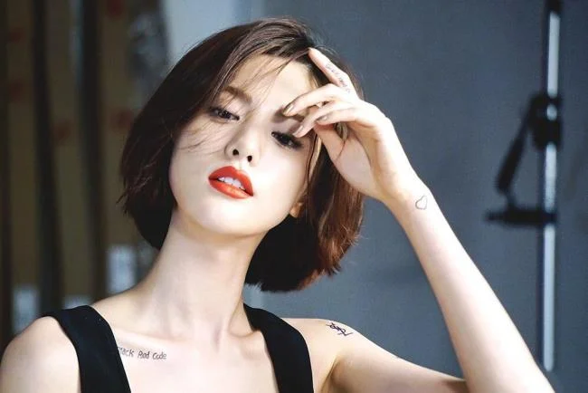 Menggabungkan gaya rambut pendek yang paling indah hari ini