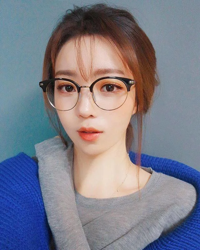 Summary of cute girls wearing extremely cute glasses