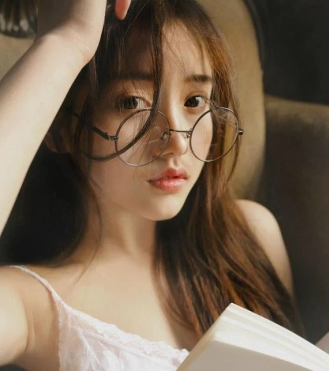 Summary of cute girls wearing extremely cute glasses