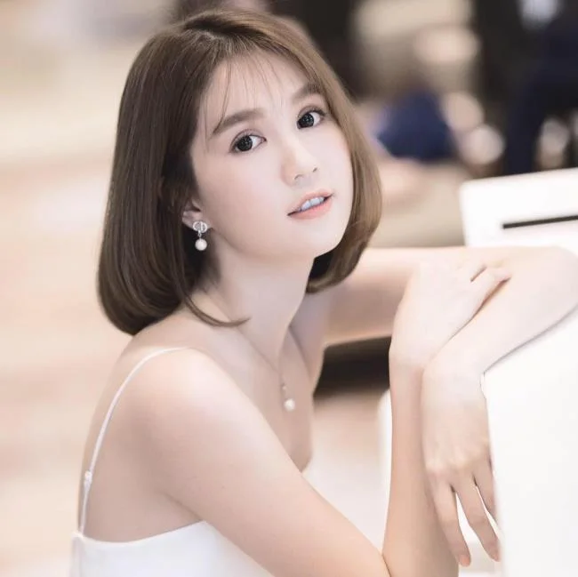 سنتز تصویر ناز دختر زیبا