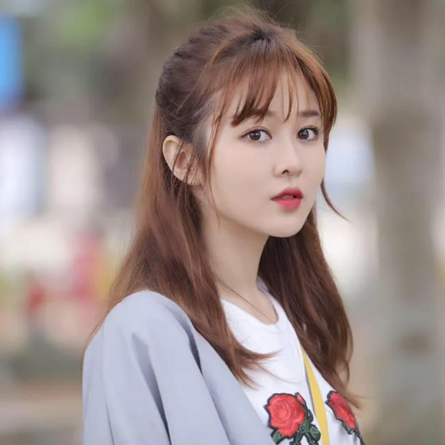 سنتز تصویر ناز دختر زیبا