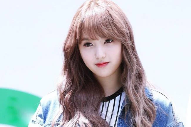 سنتز تصویر ناز دختر زیبا