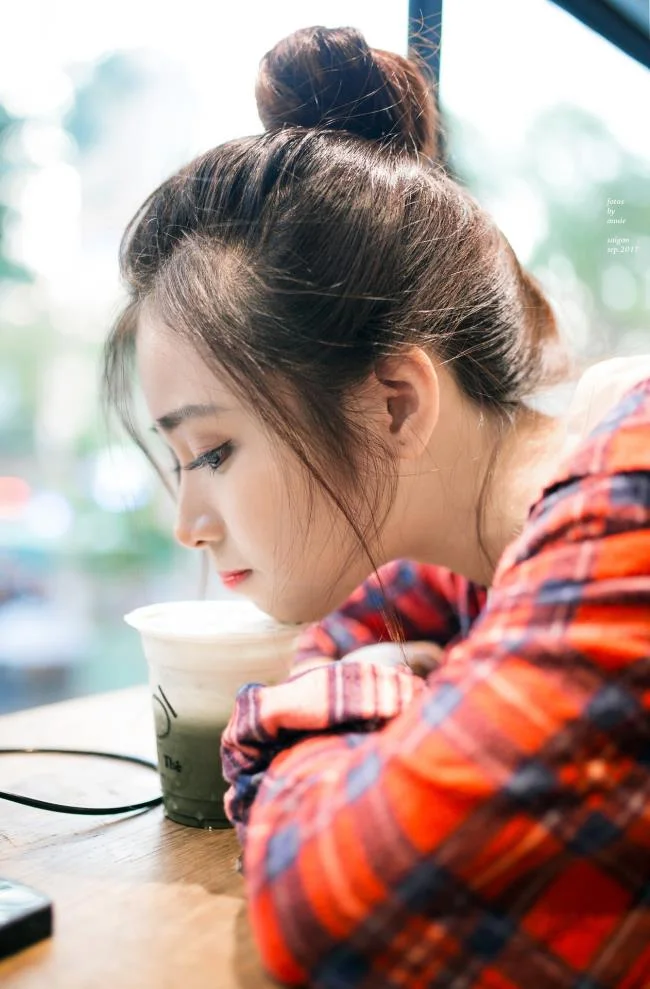 سنتز تصویر ناز دختر زیبا