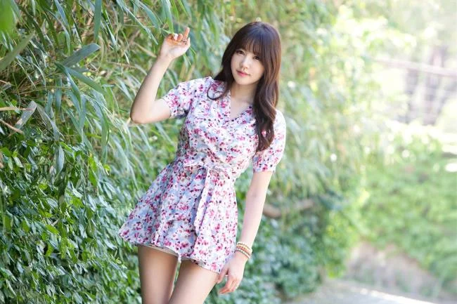 سنتز تصویر ناز دختر زیبا