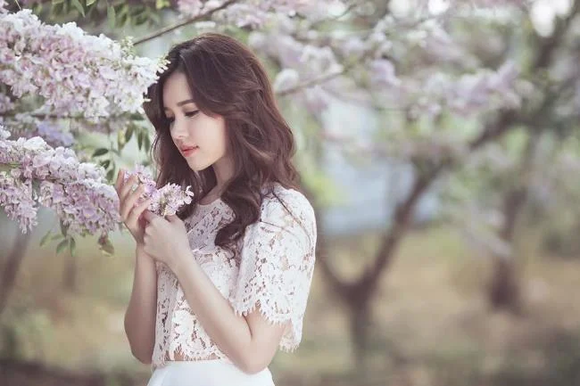 سنتز تصویر ناز دختر زیبا