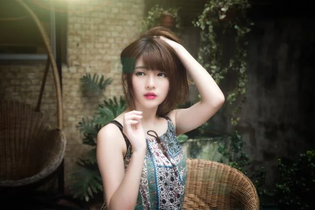 سنتز تصویر ناز دختر زیبا