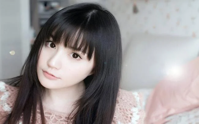 سنتز تصویر ناز دختر زیبا