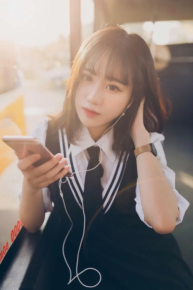 سنتز تصویر ناز دختر زیبا