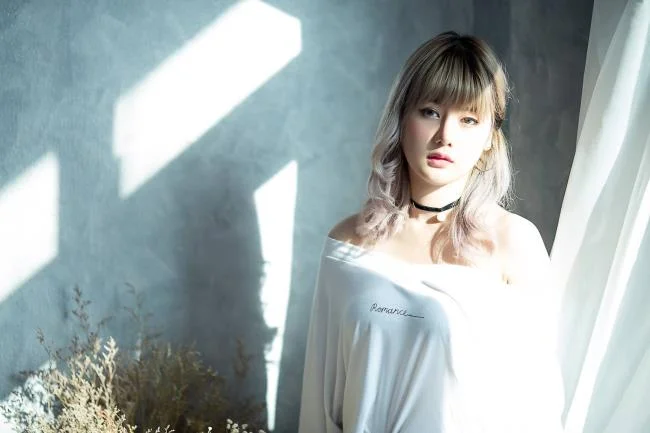 سنتز تصویر ناز دختر زیبا