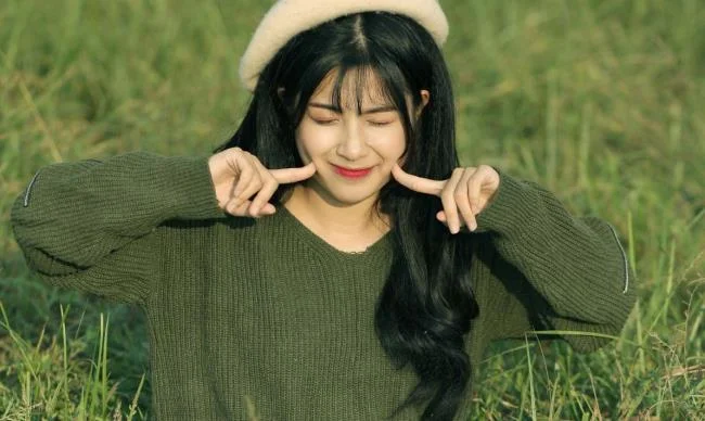 سنتز تصویر ناز دختر زیبا