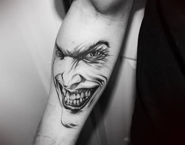 Koleksi pola tato Joker penuh misteri dan sangat menarik