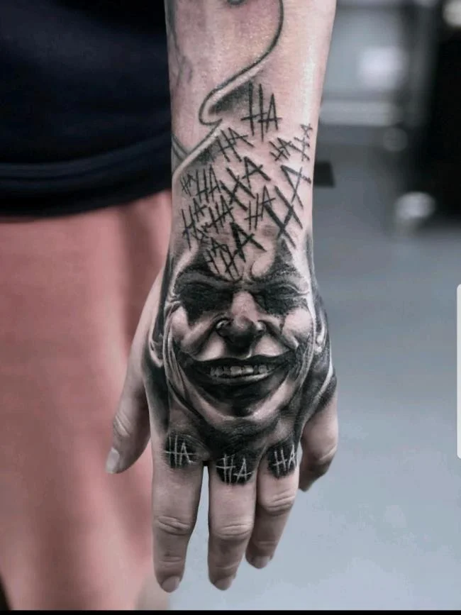 Koleksi pola tato Joker penuh misteri dan sangat menarik