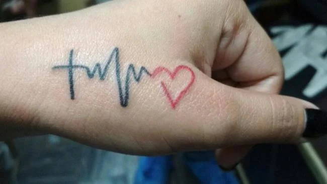 Recomienda más de 50 patrones de tatuaje de frecuencia cardíaca extremadamente significativos