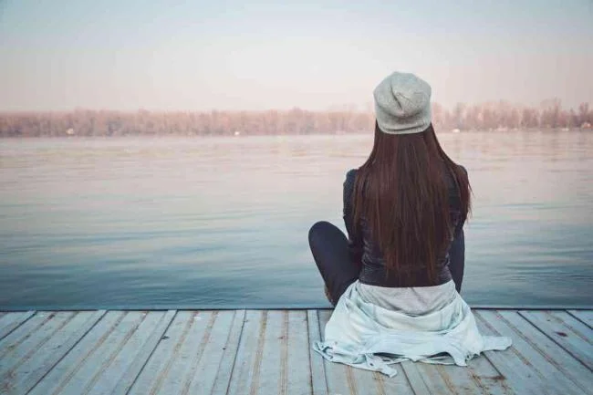 Gambar komposit gadis sedih berpaling dan berjalan pergi