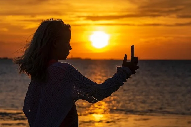 Gambar komposit gadis sedih berpaling dan berjalan pergi
