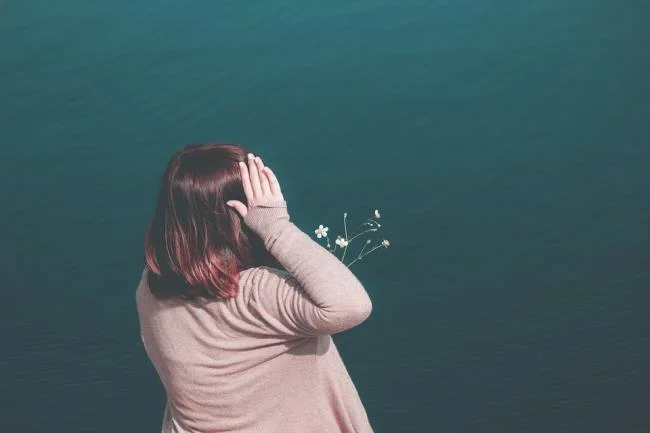 Gambar komposit gadis sedih berpaling dan berjalan pergi