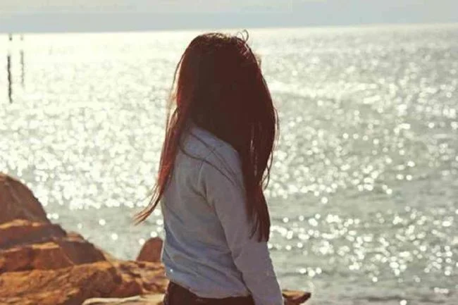 Gambar komposit gadis sedih berpaling dan berjalan pergi