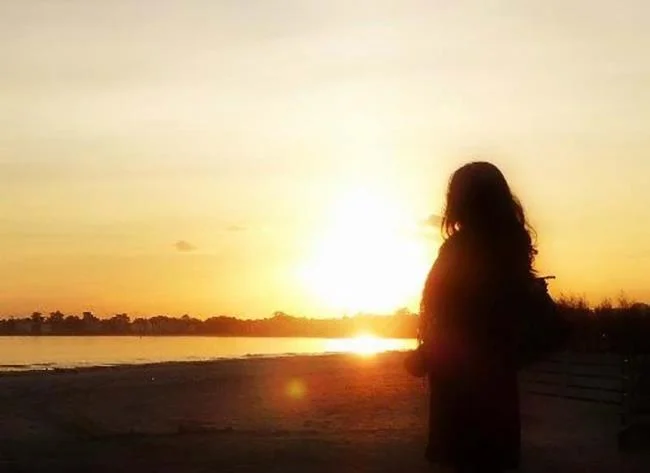 Gambar komposit gadis sedih berpaling dan berjalan pergi
