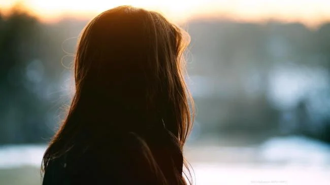 Gambar komposit gadis sedih berpaling dan berjalan pergi