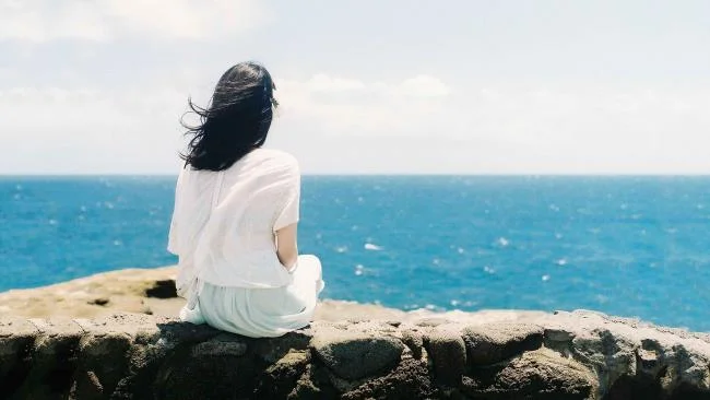 Gambar komposit gadis sedih berpaling dan berjalan pergi