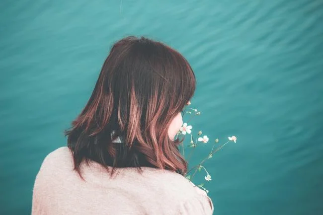 Gambar komposit gadis sedih berpaling dan berjalan pergi