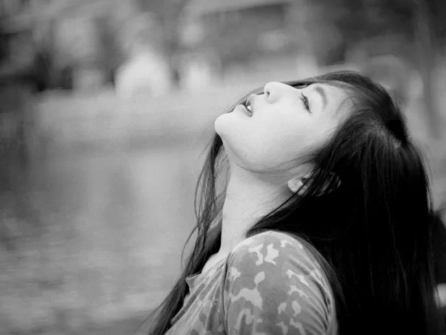 Gambar komposit gadis sedih berpaling dan berjalan pergi