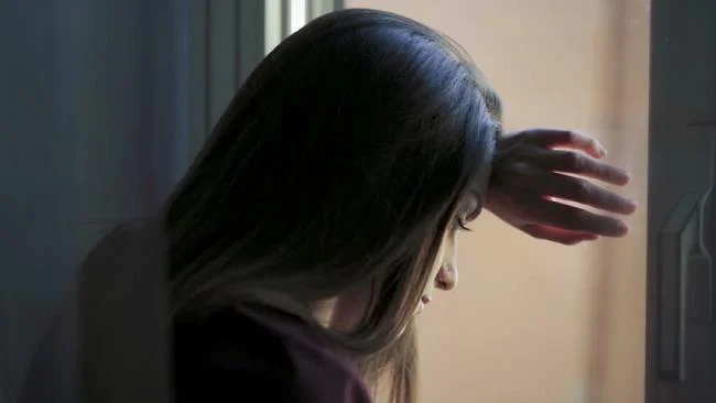 Gambar komposit gadis sedih berpaling dan berjalan pergi