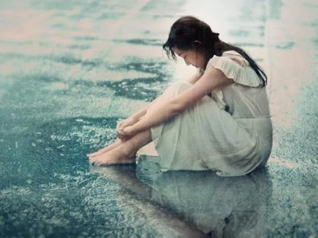Gambar komposit gadis sedih berpaling dan berjalan pergi