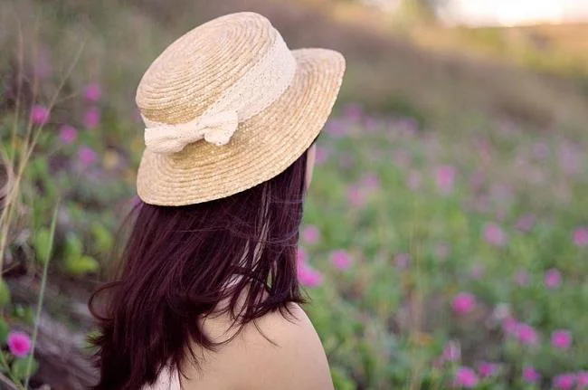 Gambar komposit gadis sedih berpaling dan berjalan pergi