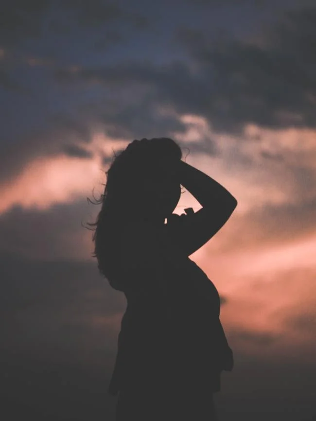 Gambar komposit gadis sedih berpaling dan berjalan pergi