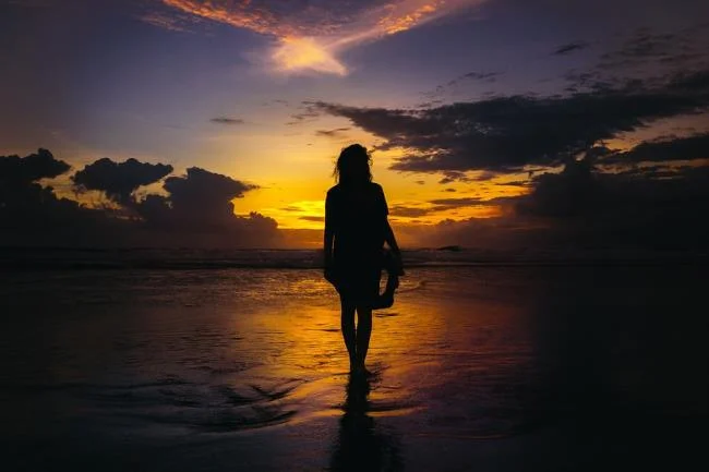 Gambar komposit gadis sedih berpaling dan berjalan pergi