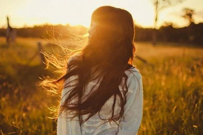 Gambar komposit gadis sedih berpaling dan berjalan pergi
