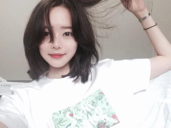 Ringkasan gadis cantik berambut pendek yang paling cantik