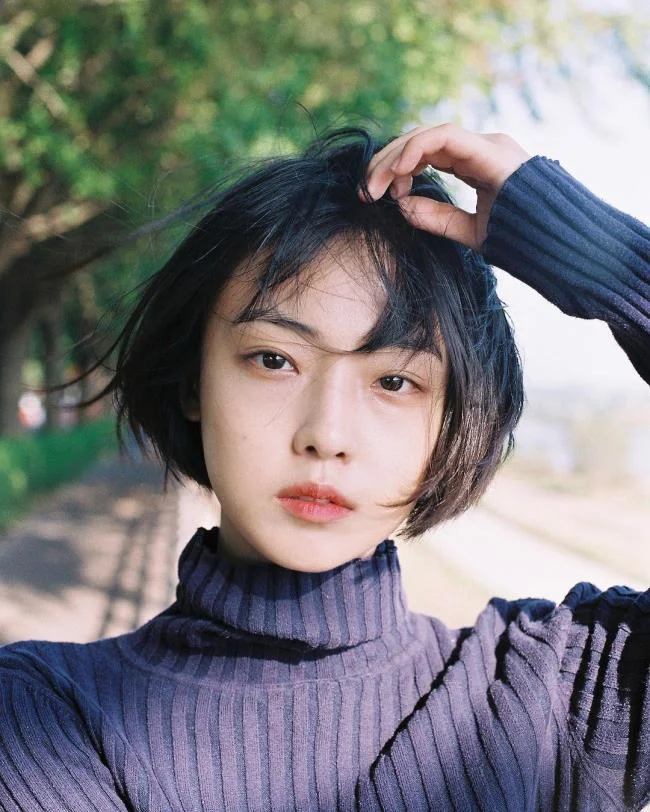 Ringkasan gadis cantik berambut pendek yang paling cantik