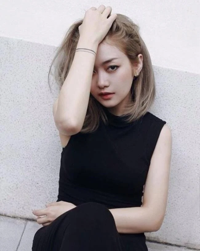 Ringkasan gadis cantik berambut pendek yang paling cantik